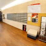 江坂アパートメントのエントランス(中から)