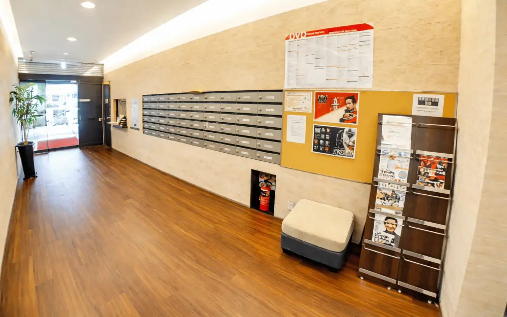 江坂アパートメントのエントランス(中から)